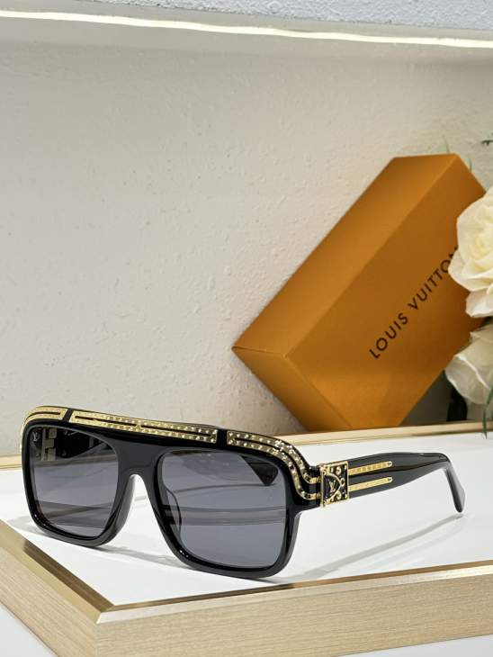 Picture of Louis Vuitton Sunglasses _SKUfw76368015fw